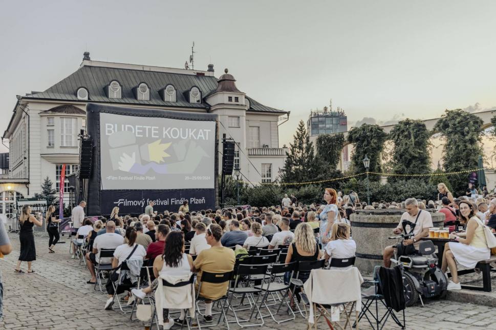 Plzeňské filmové večery 2025 přinesou letní kino do galerie, stodoly, kaváren i pivovarů Plzeňské filmové večery 2025 přinesou letní kino do galerie, stodoly, kaváren i pivovarů